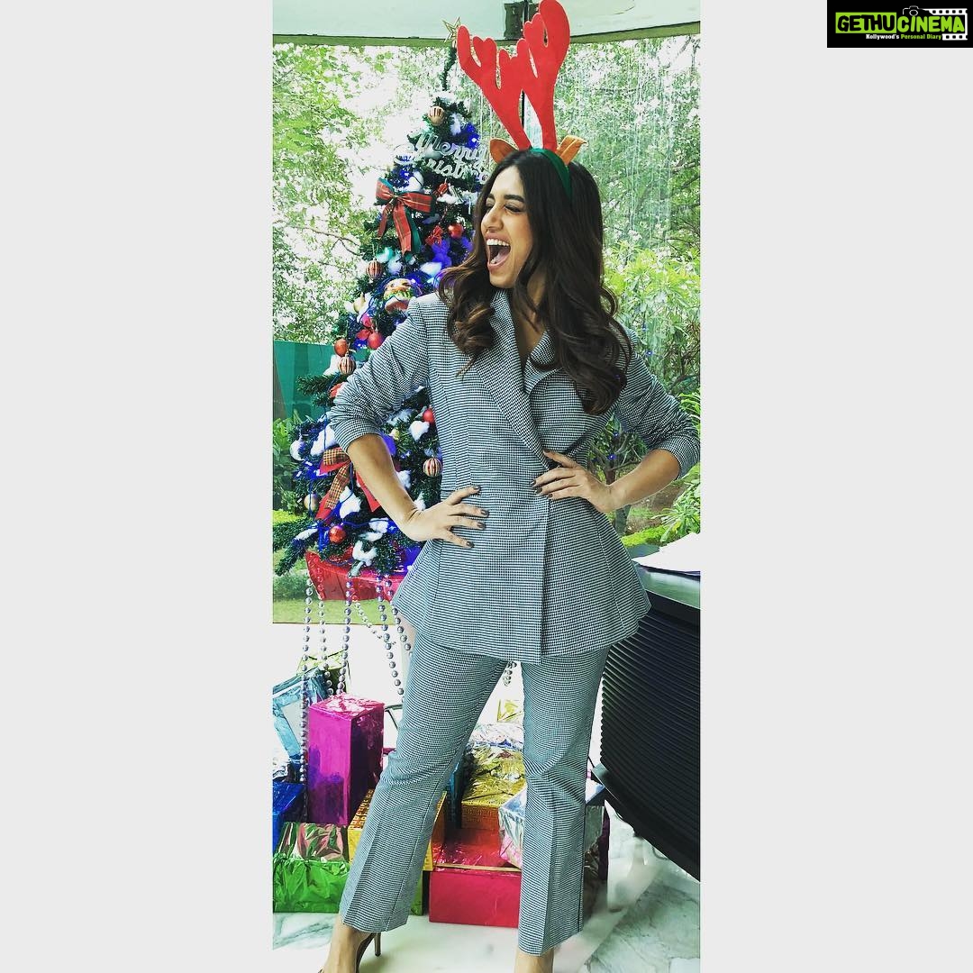 Bhumi Pednekar Instagram - Merry Christmas 🎄 May Santa fill your lives with love,joy and happiness ❤️✨😘 #merrychristmas #SantaBaby #Happiness #celebration #Love #December #holidayseason #winterishere