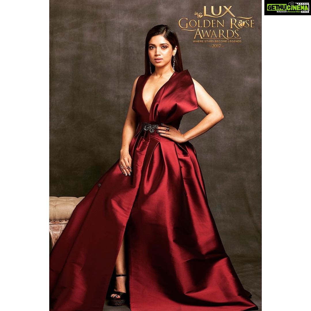 Bhumi Pednekar Instagram - Watch me today be Santa’s special child only on #luxgoldenroseawards2017 ❤️