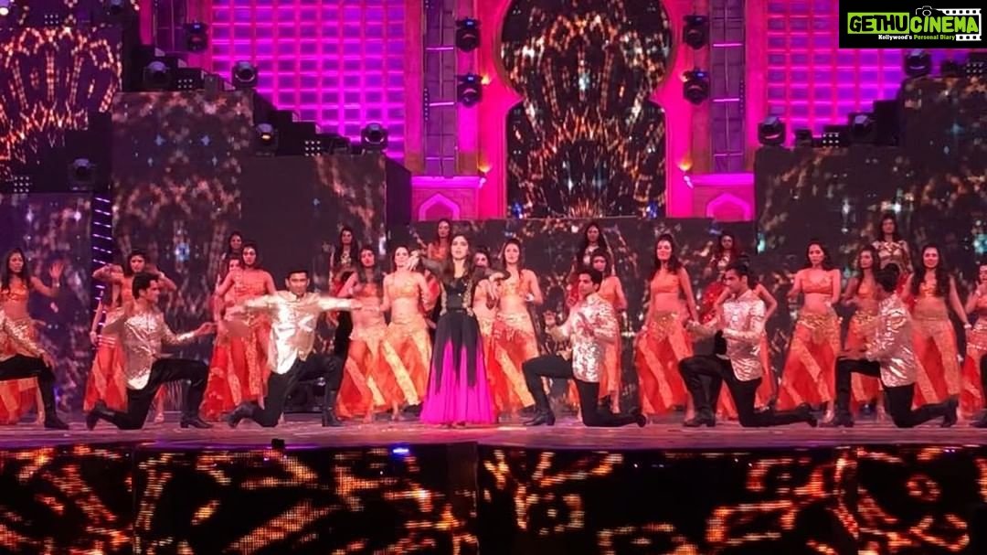 Bhumi Pednekar Instagram - Starting my dance journey with #ZeeCineAwards2018 .Watch my full performance on the 30th of December ❤️ Had such a blast @shiamakindiaofficial #mohmohkedhaage #dardkaraara #rocketsaiyaan #performance #LetsDance #HaveFeetWillDance