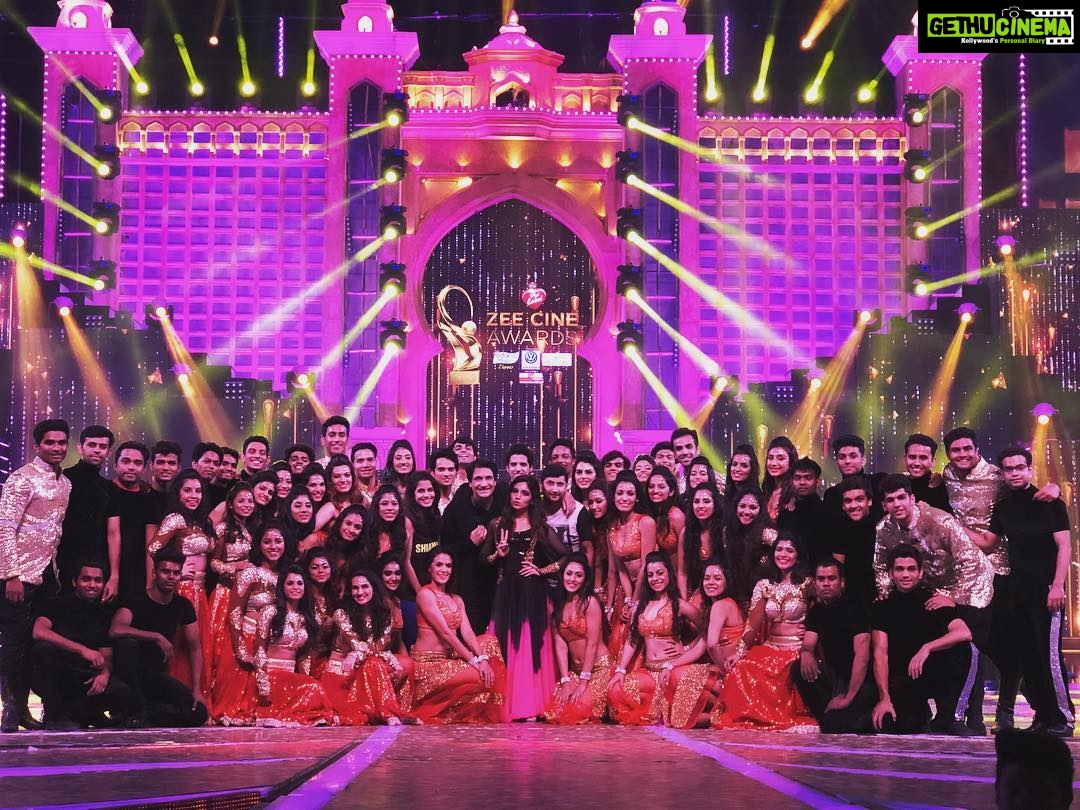 Bhumi Pednekar Instagram - Thank you so much for making this so memorable and truly starting my dance journey ❤️ @shiamakofficial @shiamakindiaofficial #dancingbaby #HaveFeetWillDance #zeecineawards2018