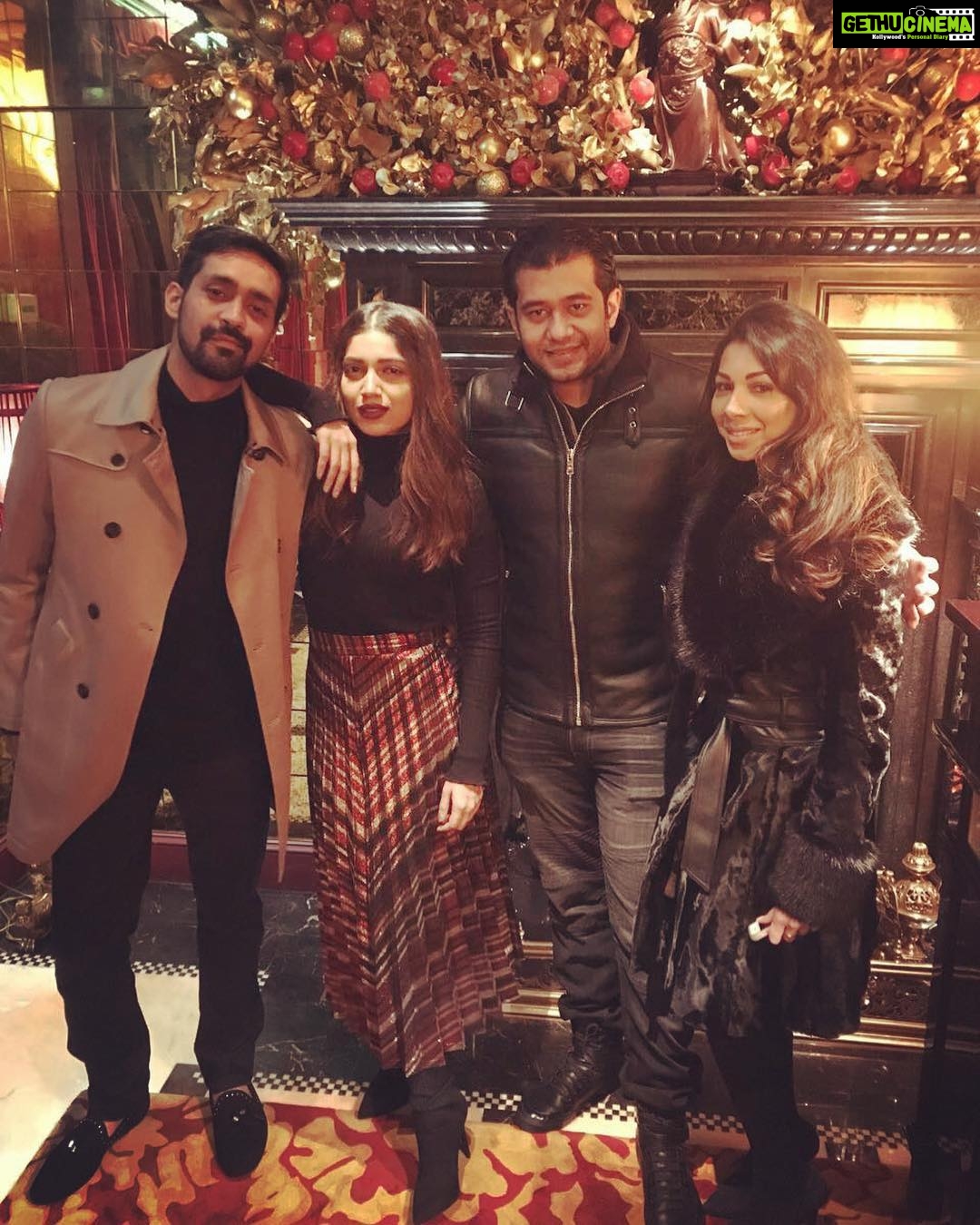Bhumi Pednekar Instagram - London nights with @mohitrai @avimittalofficial #leena Park Chinois