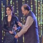 Bhumi Pednekar Instagram - It was an honour being felicitated by the Hon. Arun Jaitley sir for best actor 2017 at the #jashneyoungistan awards by @news24tvchannel Thank you 🙏🏻 Outfit: @manavgangwani @couturemg Jewellery : Mirari jewellery (sky Communication) Styled by @aasthasharma612,assisted by @aditiagrawal12 Makeup @sonicsmakeup Hair @gusainrama