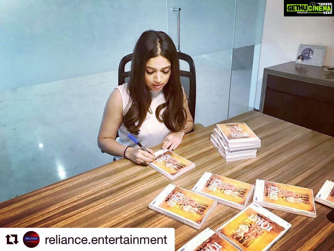 Bhumi Pednekar Instagram - Yay guess what's out..It's the dvd of our beloved film @toiletthefilm ..Go get your copy now ❤️ #Repost @reliance.entertainment (@get_repost) ・・・ Good news for #TEPKDVDContest winners! Your DVDs have been signed by none other than the wonderful, @psbhumi! @toiletthefilm