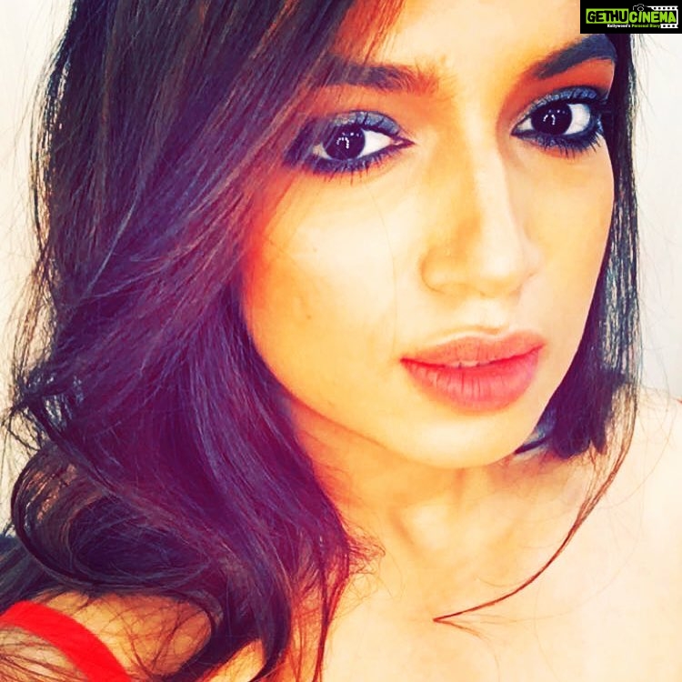 Bhumi Pednekar Instagram - Oh yes...looking at you...Yes you 👀 #SaturdayFeels (Makeup and hair courtesy @eltonjfernandez )