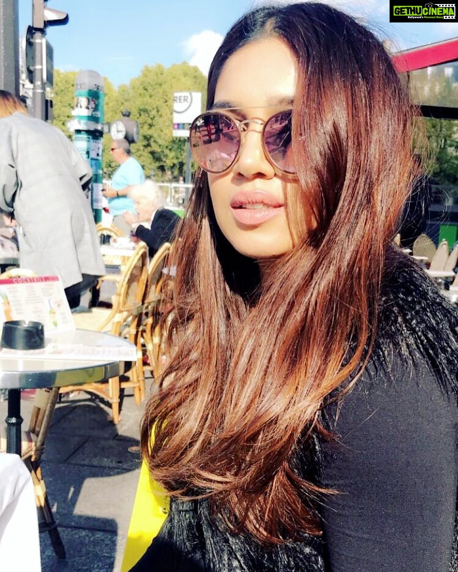 Bhumi Pednekar Instagram - Beautiful Oblivion When your hair scores a 100!!! @pinka25 the colour 😍 #BPinParis #Happydiwali #Paris&Stories