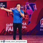 Bhumi Pednekar Instagram - He is one funny man 😂 My brother @hooda_karan_beingdramatic is the funniest man in Jaipur.My lovelies in jaipur you must go watch him perform.Will keep you posted 🙏🏻 So Proud of you chikku 😘 #FunnyRunsInTheFamily #FamilyLove #Repost @hooda_karan_beingdramatic (@get_repost) ・・・ #redfm #wonderfullcrowd #standupcomedy #comedylove Pic credits : @usmanshaikh20