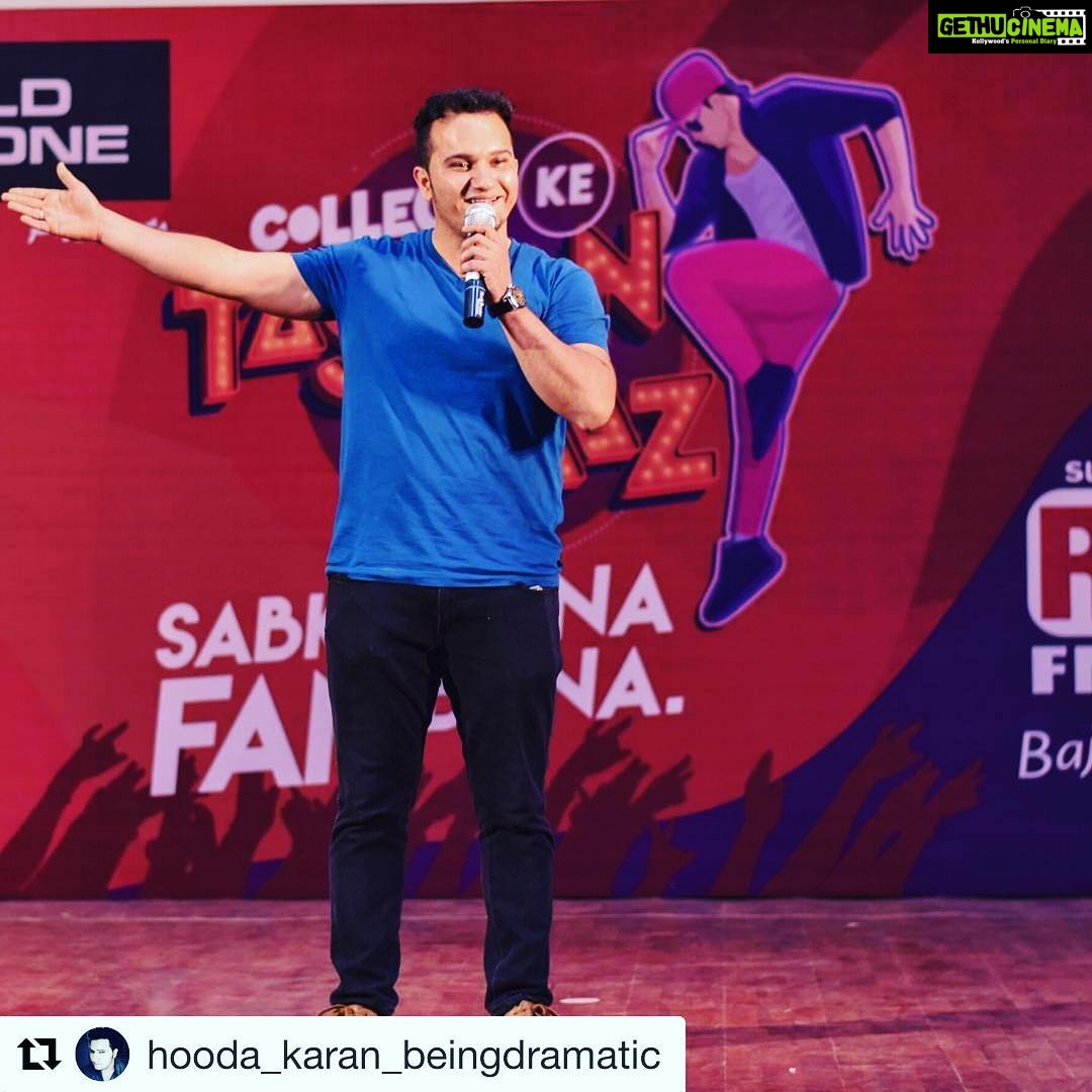 Bhumi Pednekar Instagram - He is one funny man 😂 My brother @hooda_karan_beingdramatic is the funniest man in Jaipur.My lovelies in jaipur you must go watch him perform.Will keep you posted 🙏🏻 So Proud of you chikku 😘 #FunnyRunsInTheFamily #FamilyLove #Repost @hooda_karan_beingdramatic (@get_repost) ・・・ #redfm #wonderfullcrowd #standupcomedy #comedylove Pic credits : @usmanshaikh20