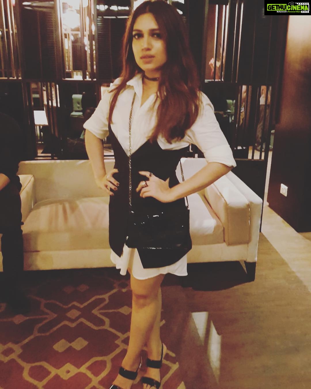 Bhumi Pednekar Instagram - Poser for life ✌🏻#ShubhMagalSaavdhan