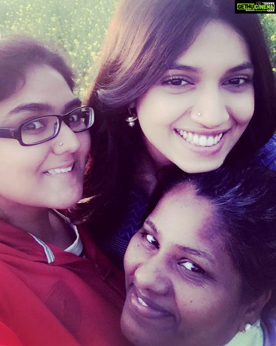 Bhumi Pednekar Instagram - GIRLS ✌🏻@makeupwali @nivatesurekha #TeamLove #Squad #WorkThatMagic #toiletekpremkatha