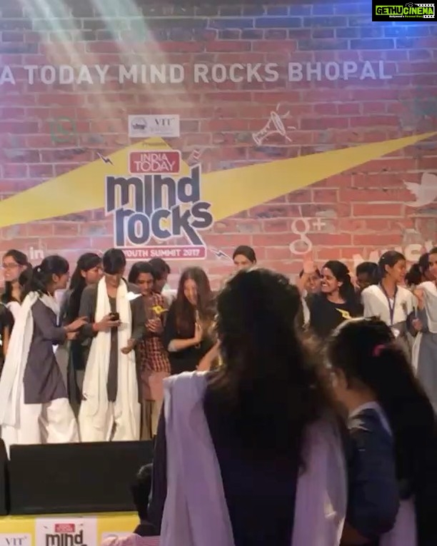 Bhumi Pednekar Instagram - What an experience it was just talking,dancing and laughing with all of you at the #indiatodaymindrocks2017 summit. More power to our country and our youth 🙏🏻 Thank you Team India today for having me over ❤️