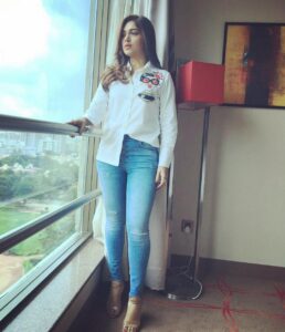 Bhumi Pednekar Instagram - 4 days to go #ShubhMagalSaavdhan 🎉❤️ wearing Shirt - kukoon Choker - misho Rings- fifi jewellery Managed by @hmehta75,styled by @aasthasharma612,assisted by @aditiagrawal12 @iammanisha,Makeup by @makeupwali,Hair by @nivatesurekha