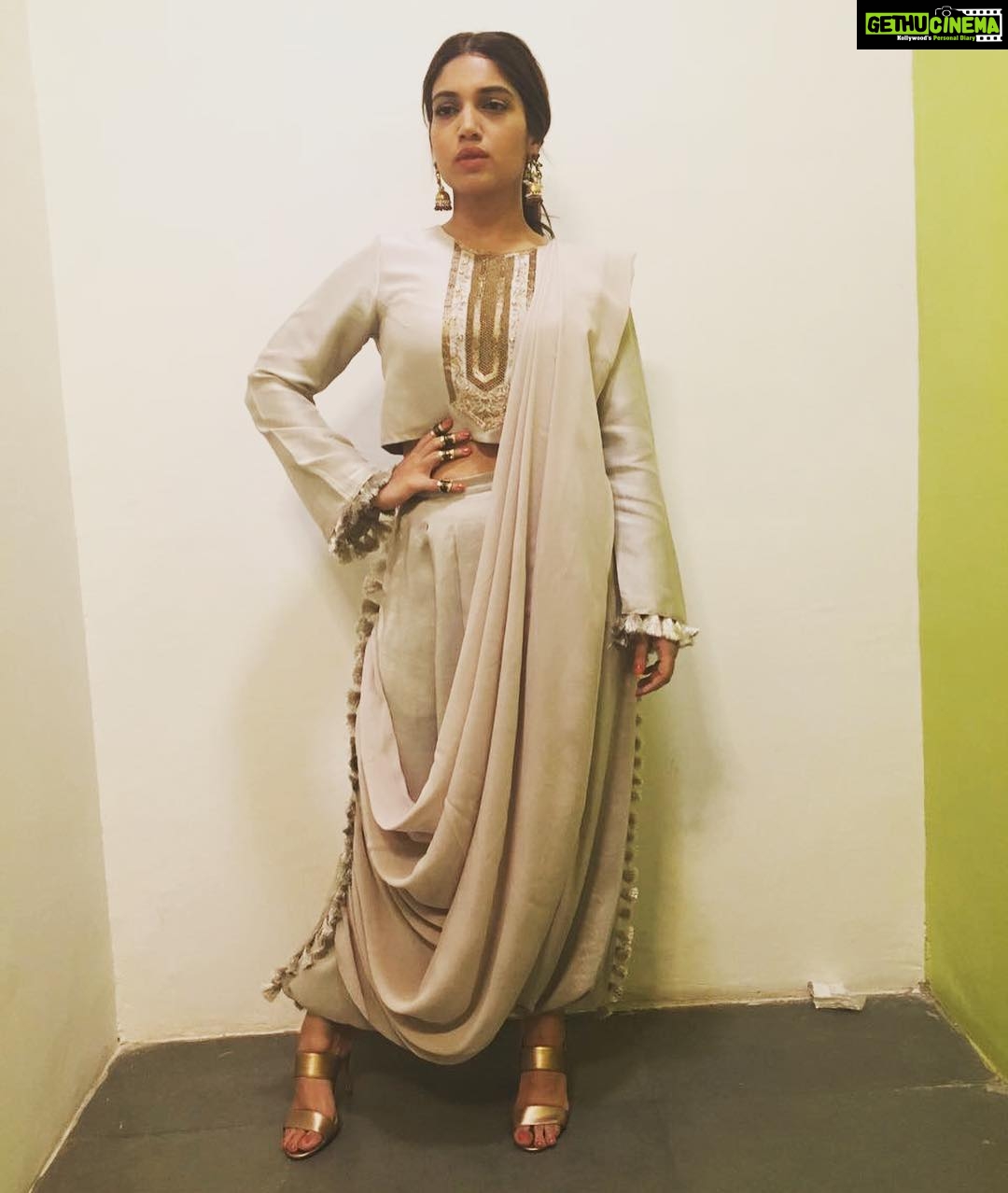 Bhumi Pednekar Instagram - In the middle of black and white🙏🏻Promoting#ShubhMangalSaavdhan in Ahmedabad wearing @payalsinghal @misho_designs @amrapalijewels ❤️ Managed by @hmehta75,styled by @aasthasharma612,assisted by @aditiagrawal12 wal12 @iammanisha,Makeup by @makeupwali,Hair by @nivatesurekha