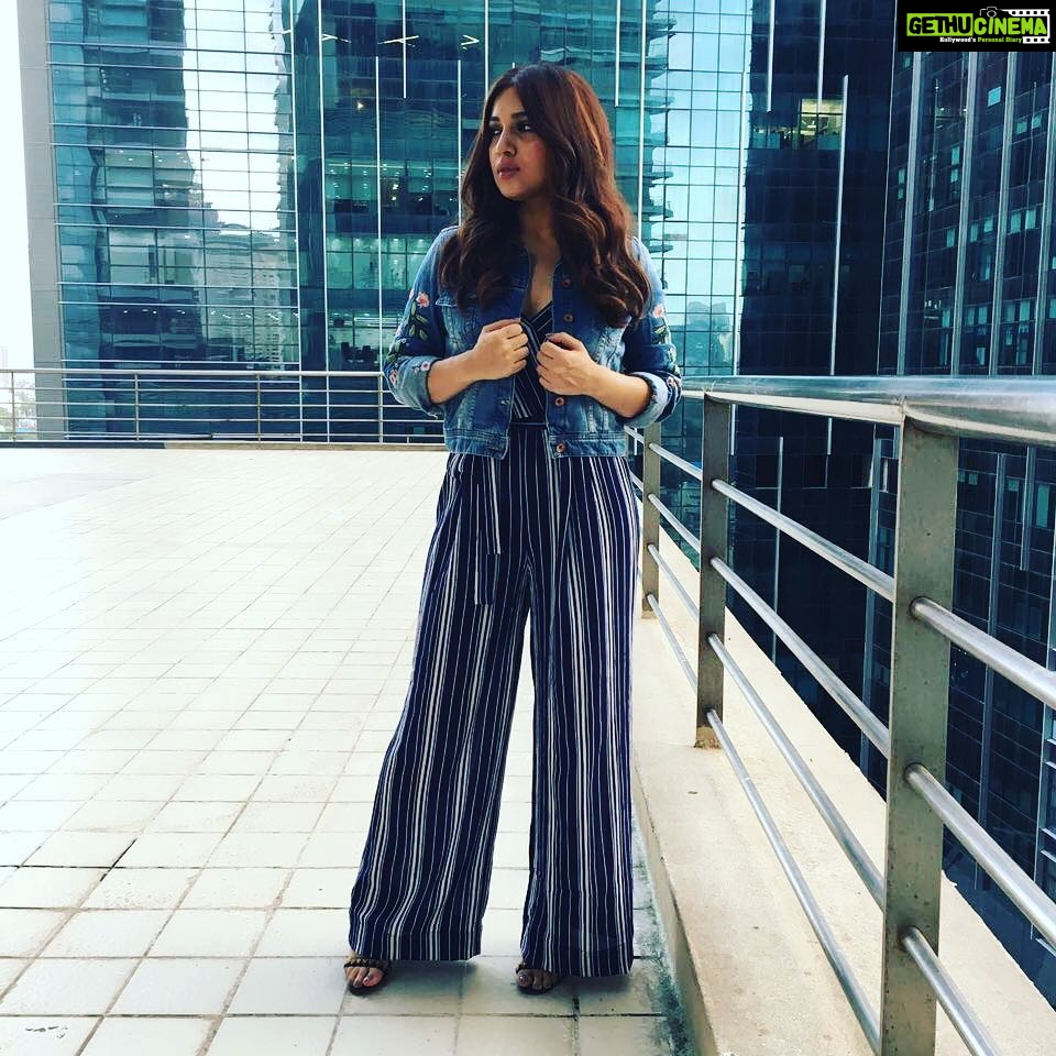 Bhumi Pednekar Instagram - Stand tall and proud 🙏🏻Promoting #ShubhMangalSaavdhan in ❤️Managed by @hmehta75,styled by @aasthasharma612,assisted by @iammanisha,Makeup by @makeupwali,Hair by @nivatesurekha