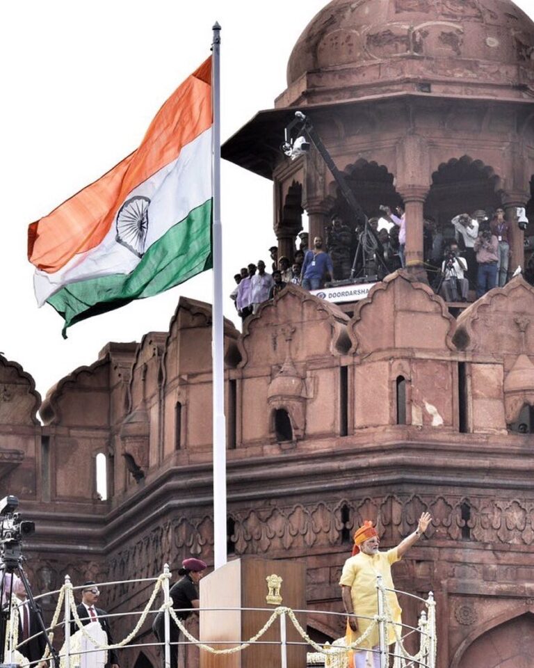 Bhumi Pednekar Instagram - Swachh Soch,Swachh Azaadi,Swachh Desh 🇮🇳 Let's be the change our country requires us to be 🙏🏻.This picture of our hon. PM at the lal qilla gives me hope about an India free of the chains that still bind it #HappyIndependenceDayIndia