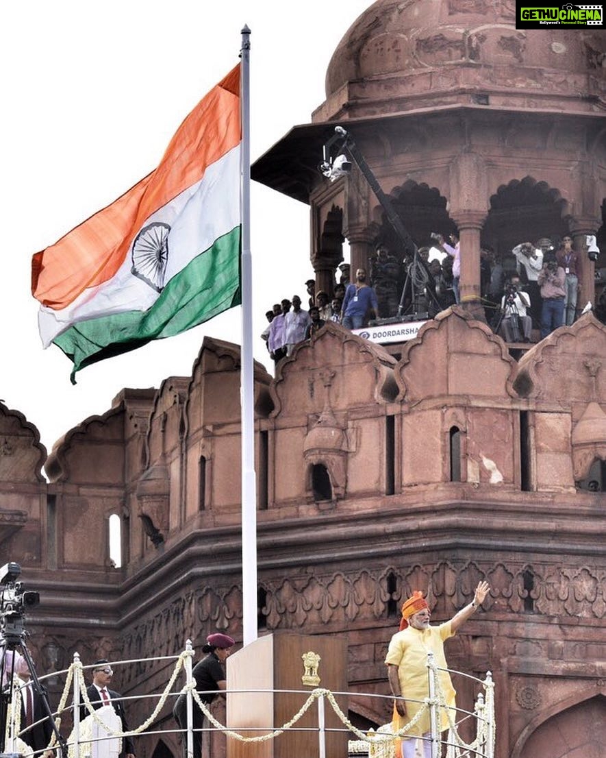Bhumi Pednekar Instagram - Swachh Soch,Swachh Azaadi,Swachh Desh ๐ฎ๐ณ Let's be the change our country requires us to be ๐๐ป.This picture of our hon. PM at the lal qilla gives me hope about an India free of the chains that still bind it #HappyIndependenceDayIndia