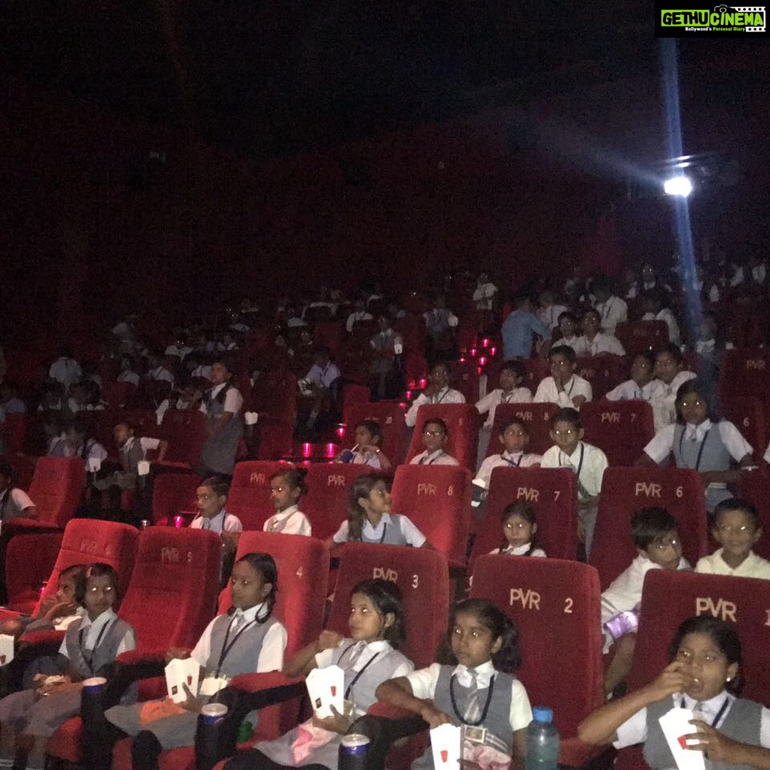 Bhumi Pednekar Instagram - Round Table India along with Book a Smile took over 16500 children to watch our film #toiletekpremkatha across 39 cities.A big shout out to the amazing duo of #ArjunNKapoor and #PrernaArora @kriarj @for this initiative ❤️ @toiletthefilm