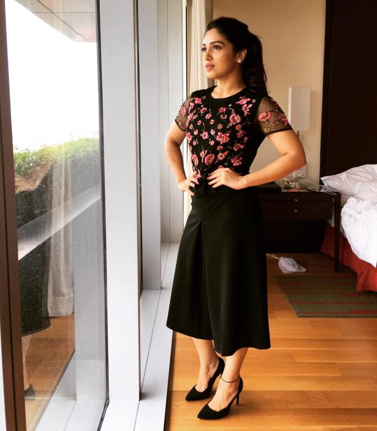 Bhumi Pednekar Instagram - Happy papy in Hyderabad for #TEPKpromotions. Managed by @hmehta75,styled by @aasthasharma612,assisted by @iammanisha,Makeup by @makeupwali,Hair by @nivatesurekha #toiletekpremkatha