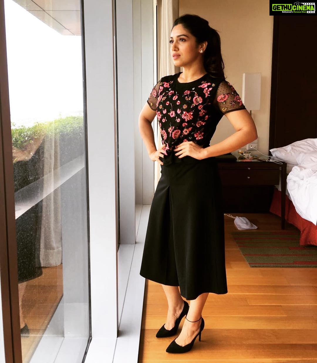 Bhumi Pednekar Instagram - Happy papy in Hyderabad for #TEPKpromotions. Managed by @hmehta75,styled by @aasthasharma612,assisted by @iammanisha,Makeup by @makeupwali,Hair by @nivatesurekha #toiletekpremkatha
