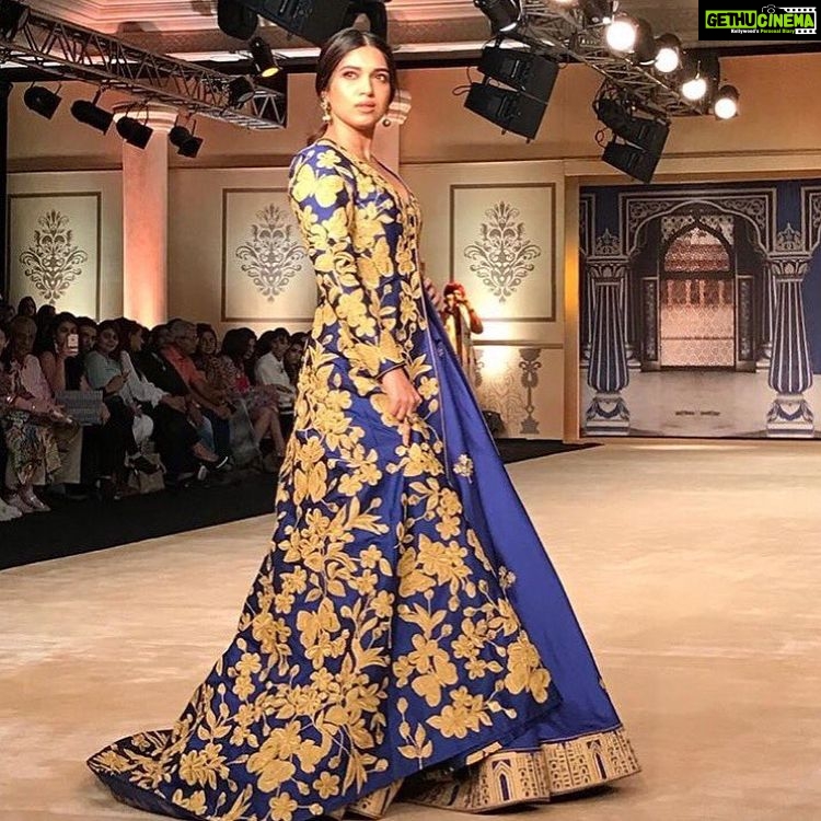 Bhumi Pednekar Instagram - My Blues turned Cyan.Walked for @taandonreynu last night wearing an ensemble from her beautiful collection CYAN for the India Couture Week 2017 ❤️Congratulations on a beautiful show 🙏🏻 #ICW2017