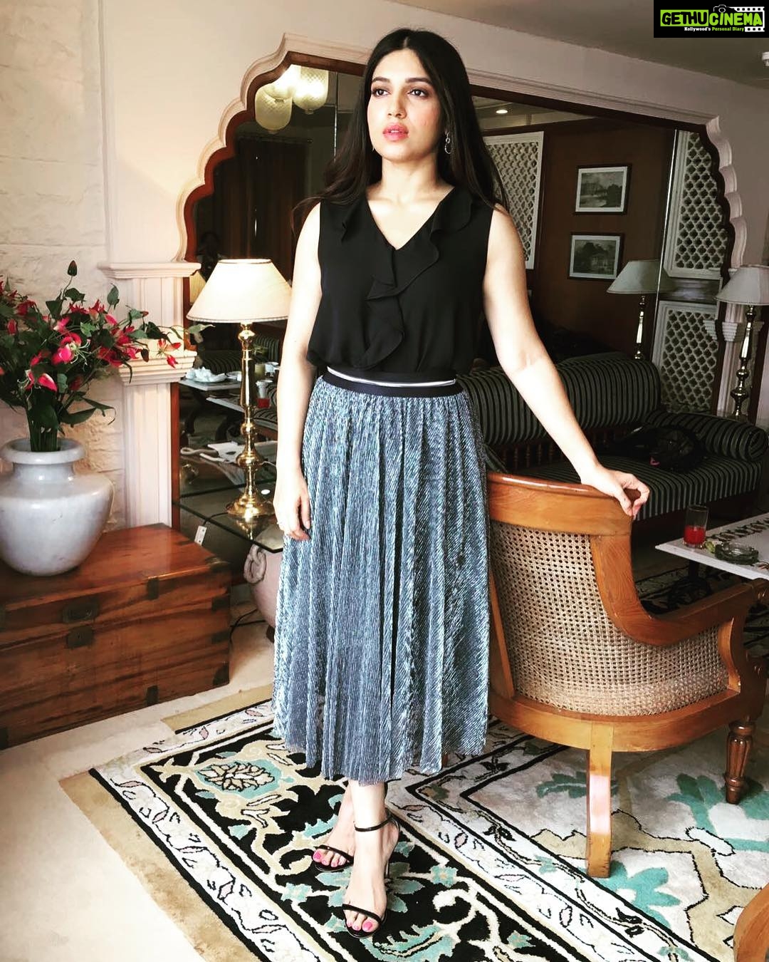 Bhumi Pednekar Instagram - Staring into infinity and feeling infinite ❤️Look of the day black and chic 🙏🏻Styled by @aasthasharma612 assisted by @iammanisha .Makeup @makeupwali Hair @nivatesurekha 😘#toiletekpremkatha #TEPKpromotions