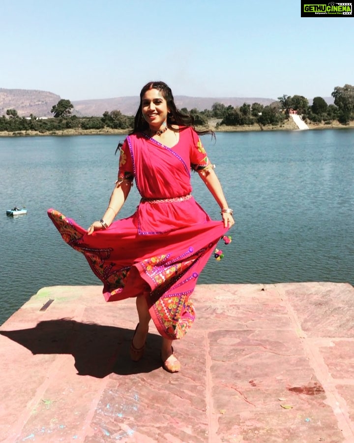 Bhumi Pednekar Instagram - Twirling over #LatthMaar 🎉 Throw back to my most favourite song from #ToiletEkPremKatha ❤ Excitement level 100 #Mood #HappyGirlsAreThePrettiest #TBT #ThursdayThoughts