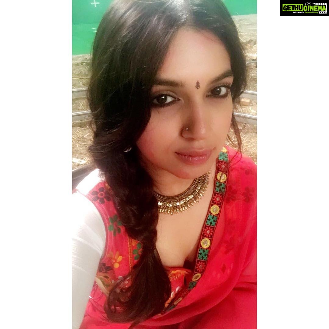 Bhumi Pednekar Instagram - Throw back to the good old days of #toiletekpremkatha ✌🏻❤️ Exactly a month away 🎉👯 #1MonthtoTEPK #OnSet