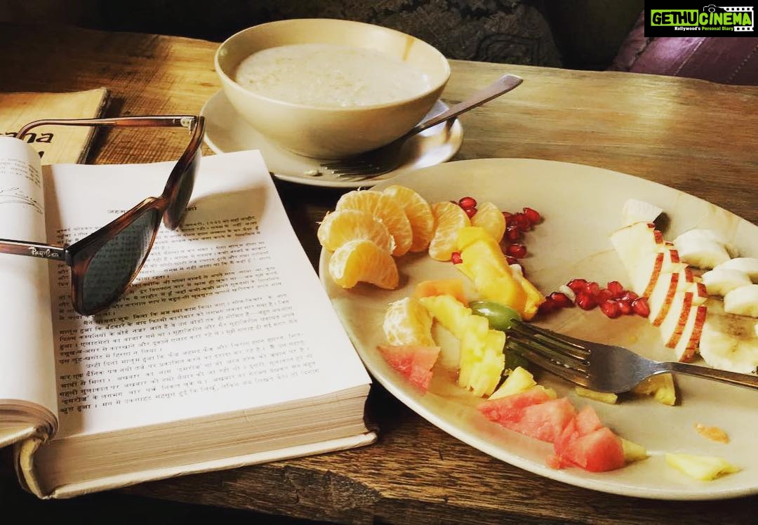 Bhumi Pednekar Instagram - Good Morning World 🌟Happy start to a happy day with a happy breakfast,while I do my morning reading.Wonder why I'm this happy 😬cause the trailer for #toiletekpremkatha is out in 3 days 👯🎉✌🏻 #happypapi #mornings #yuminmytum #Manto #Tepkin3Days