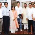 Bhumi Pednekar Instagram - Had the honour of meeting our Railway minister Mr.Suresh Prabhu.Thank you for The lovely time spent sir 🙏🏻 #swachhazaadi #ToiletEkPremKatha #delhi #gratitude @akshaykumar