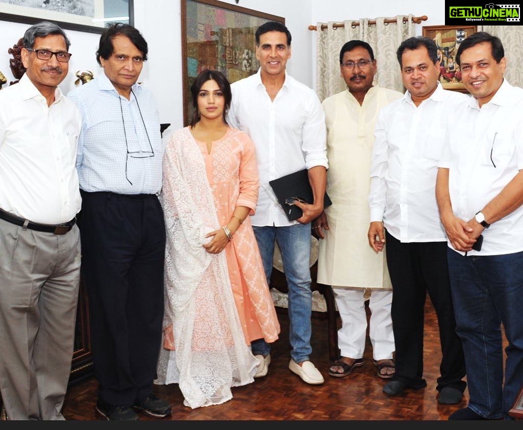 Bhumi Pednekar Instagram - Had the honour of meeting our Railway minister Mr.Suresh Prabhu.Thank you for The lovely time spent sir 🙏🏻 #swachhazaadi #ToiletEkPremKatha #delhi #gratitude @akshaykumar
