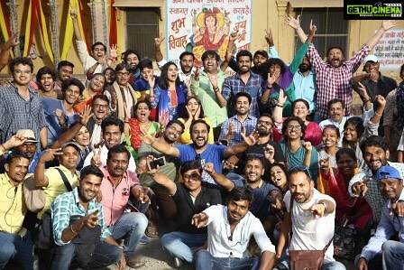 Bhumi Pednekar Instagram - And with this happy image we wrap our beautiful film .Thank you for the amaze experience @ayushmannk @colouryellowproductions @eros_now #aanandrai #rs_prasanna #Hiteshkewaliya #sandeepnair #anujdhawan ❤❤❤