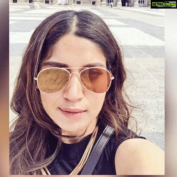 Bhumi Pednekar Instagram - Shine the brightest 🌟 Happy Sunday my lovelies #happygirlsaretheprettiest #Sundaze