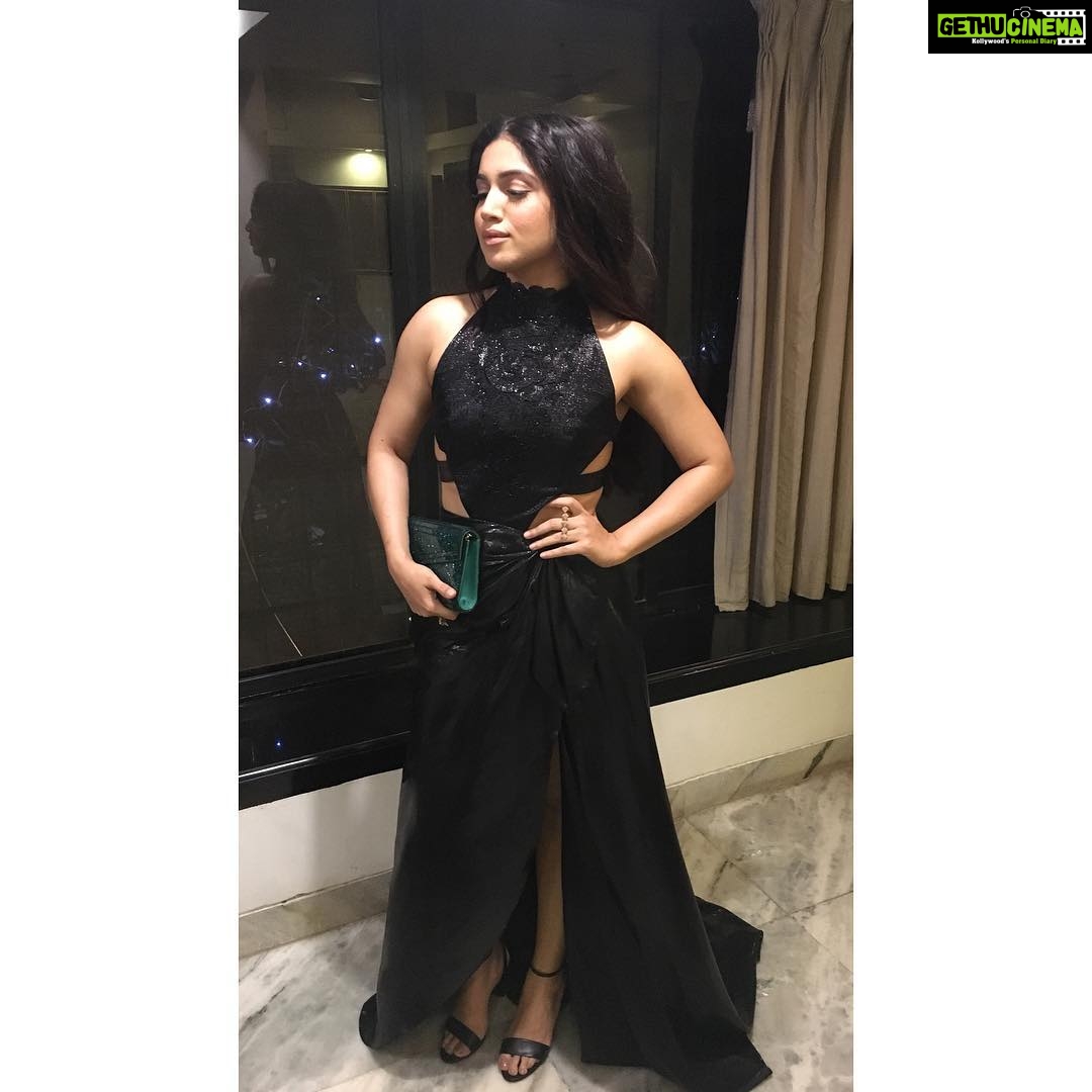 Bhumi Pednekar Instagram - It's Filmfare!!!! Styled by @shainanath hair and makeup @makeupwali ❤️😘⭐️ #jiofilmfareawards