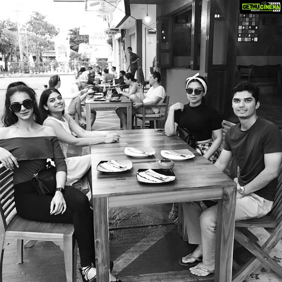 Bhumi Pednekar Instagram - The moment before we went into food coma.Exactly in 10 mins after this picture was taken our table was full of embarrassing amounts of food ,that we finished 👊🏻👯👯💪🏻 .You can only do that with family. #fambam #mainsquad #forlife #2017 #foodcoma #FamilyThatEatsTogether