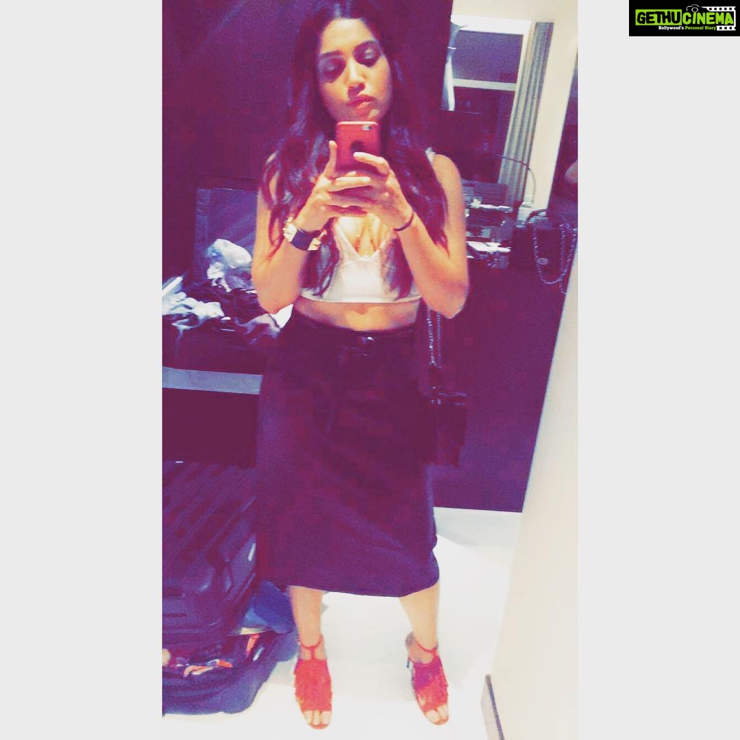 Bhumi Pednekar Instagram - In the middle of a mess but I feel like a queen ⭐️👑❤️ #wednesdays