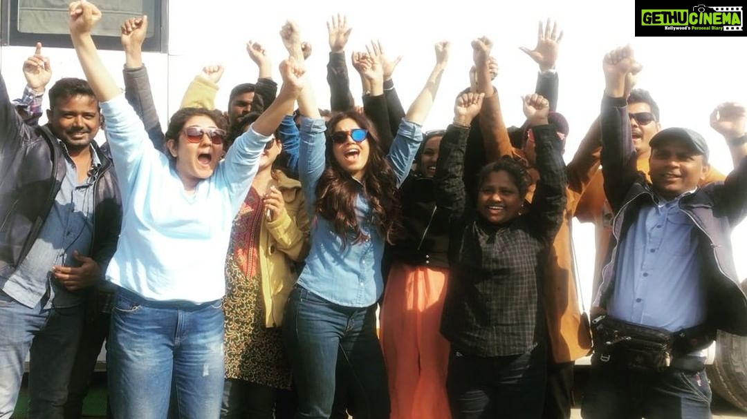 Bhumi Pednekar Instagram - It's a schedule wrap people..Am going miss everyone so much #unconditionallove #toiletekpremkatha #friendslikefamily Thank you for such an amazing experience My Tepk fam.Major love and only love