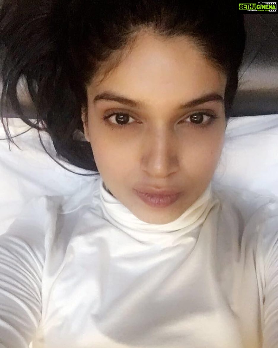 Bhumi Pednekar Instagram - Morning!!! #earlymornings #poserforlife #mood😎 #betweenshots #TEPK