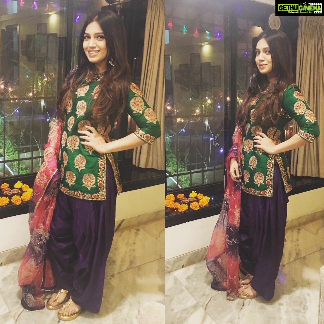 Bhumi Pednekar Instagram - When you get to play dress up everyday cause it's Diwali ✨❤️Feels like I have just walked out of the sets of band bajaa baraat and I love it.Laxmi pooja happiness. #diwalipooja #happygirlsaretheprettiest #hustler