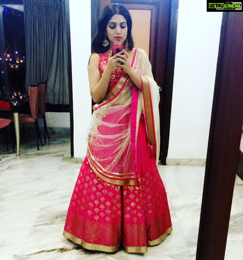 Bhumi Pednekar Instagram - Doing Divah-li right 🙏🏻❤️👊🏻 styled by my 😍 @shainanath #tooglamtogiveadamn #diwalivibes #happygirlsaretheprettiest
