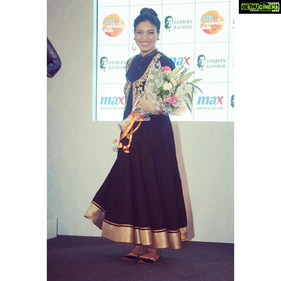 Bhumi Pednekar Instagram - It was amazing unveiling the @maxfashionindia #FestiveCollection amidst all my fans.Big smiles and big days 😬 #MaxCelebratesIndia this festive season as it brings back the grandeur & opulence of the era gone by!! @toastevents_in