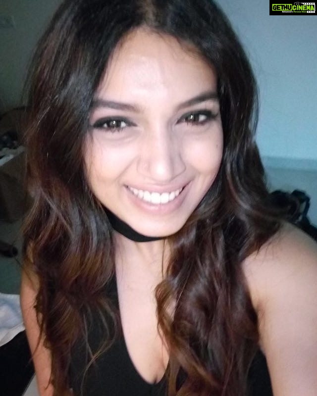 Bhumi Pednekar Instagram - With @GioneeIndia's S6s #SelfieFlash, I can't help but smile at every selfie because it's bright & perfect. Who needs light now!