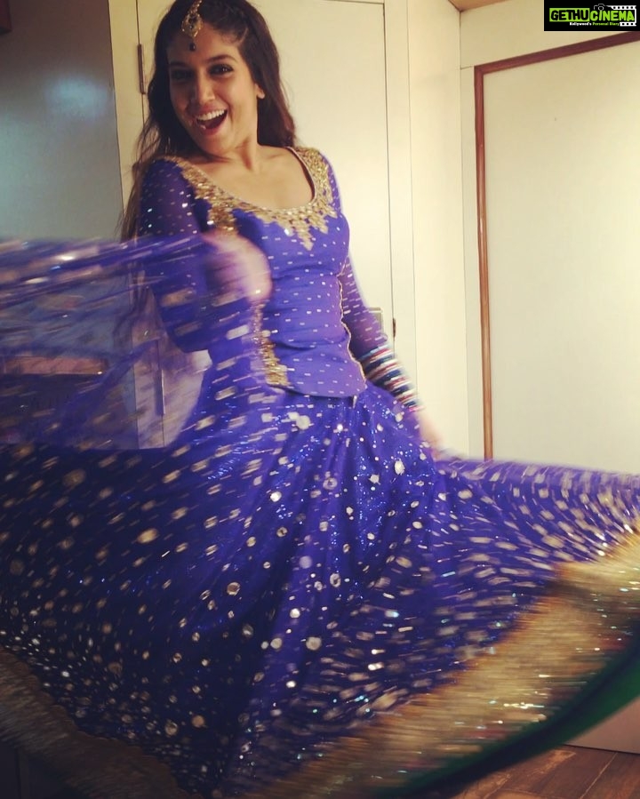 Bhumi Pednekar Instagram - Yay to my first live dance act ever.Was full of nerves...but the drama queen in me took over 👊🏻👊🏻👊🏻 .A tribute to the greatest singing legend #AshaBhosle. It's an Honour to get a chance to dance to her all time favs on her birthday 🙏🏻🙏🏻🙏🏻 ...... Makeup and hair #shraddhanaik