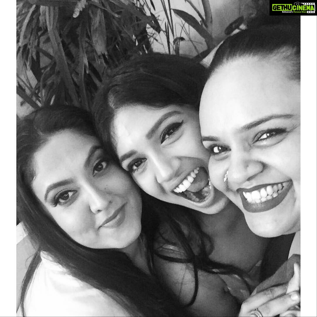 Bhumi Pednekar Instagram - Hello my ❤️❤️❤️ You both are being missed today @shanoosharmarahihai @shainanath #Lifeline #MainSquad #BigSmiles #happygirlsaretheprettiest #tooglamtogiveadamn
