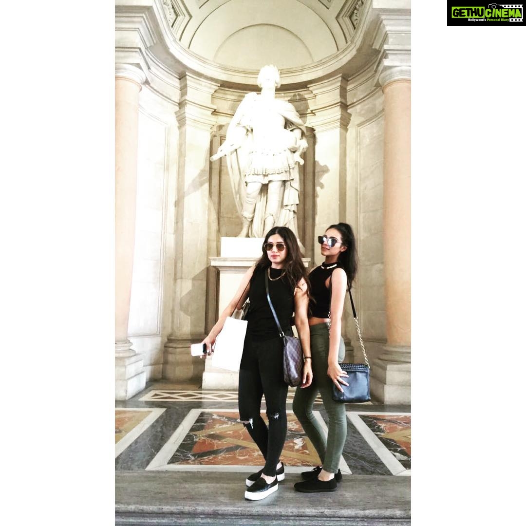 Bhumi Pednekar Instagram - Take me back to those surreal days. @shermeenk620 @priyanka.lulla #madrid #happygirlsaretheprettiest #spainsquad2016 Royal Palace of Madrid