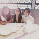 Bhumi Pednekar Instagram - Sunyay Brunching at #masalalibrary with my girls @shettynisha @priyanka.lulla. Amaze food with amaze people. #hungrygirls #happygirlsaretheprettiest #sheforshe