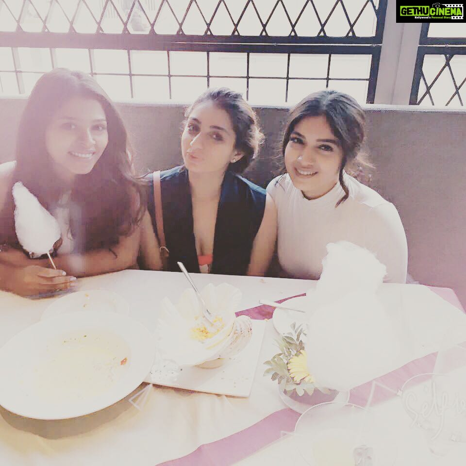 Bhumi Pednekar Instagram - Sunyay Brunching at #masalalibrary with my girls @shettynisha @priyanka.lulla. Amaze food with amaze people. #hungrygirls #happygirlsaretheprettiest #sheforshe