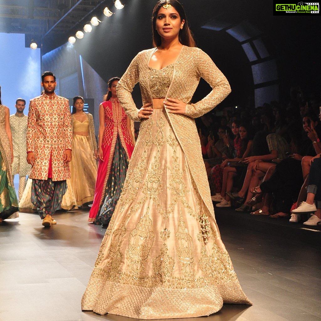 Bhumi Pednekar Instagram - My first walk for #lakmefashionweek . @svacouture I felt like a Moroccan princess 😘😘 big hug and kiss guys #mahalenmaroc styled by am ❤️ @shainanath makeup ❤️ @vardannayak hair - Poonam ✨