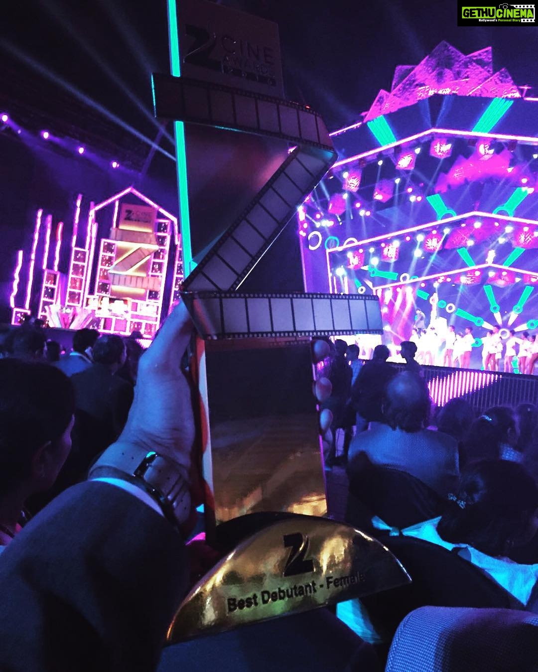 Bhumi Pednekar Instagram - Thank you #zeecineawards for this one.Live it when your works and your so so precious film is appreciated.I wish I could have been there is person. #dumlagakehaisha #debutfemale #happyfaces 😘😘😘