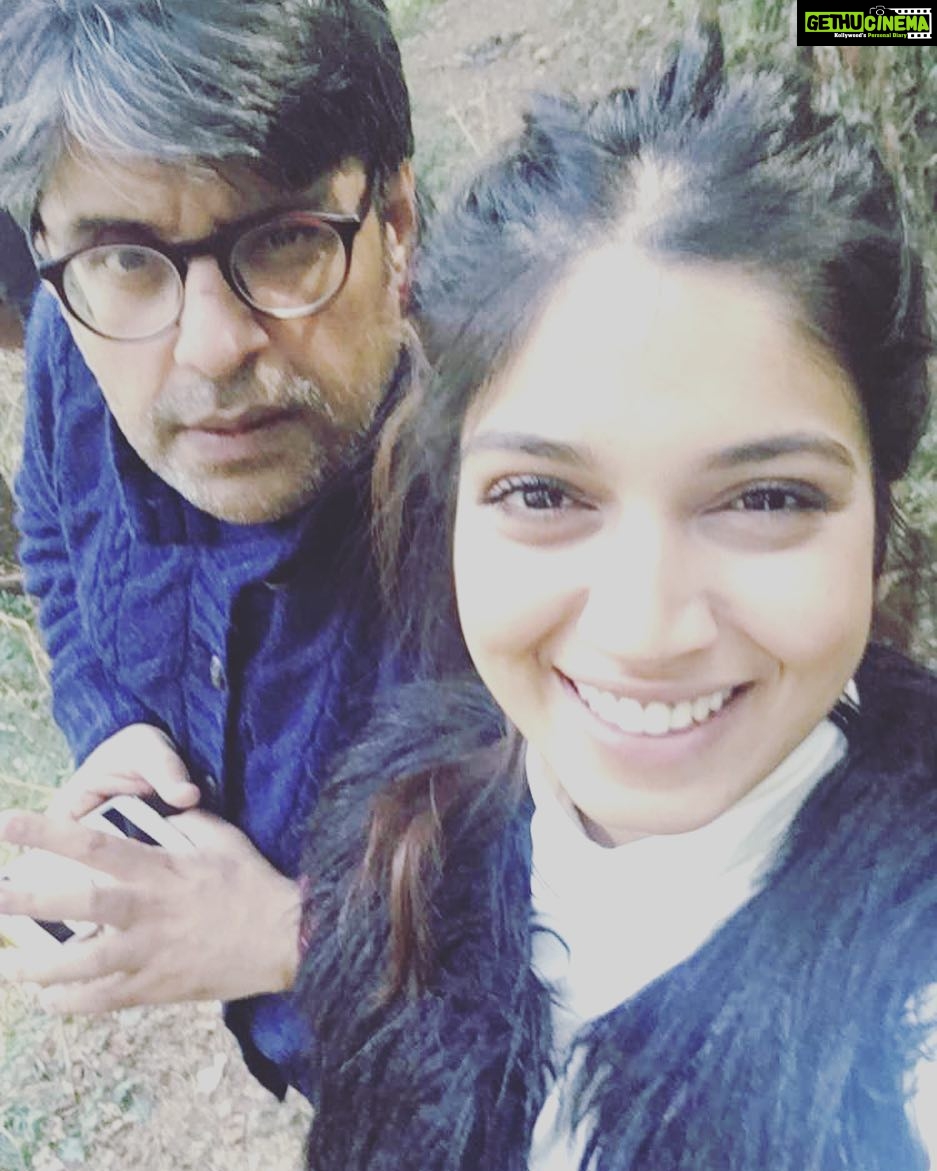 Bhumi Pednekar Instagram - Hello director sahab #mycrew #shimla #newstarts #manmarziya #happyfaces