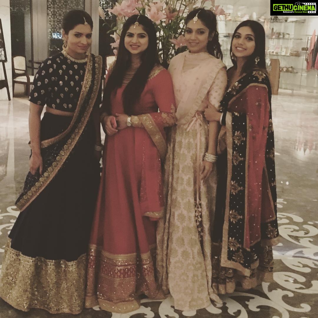 Bhumi Pednekar Instagram - The girlies ready to kill the baraat.. #manavwedsaakriti #happyfaces #dressedtokill #happygirlsaretheprettiest @drsaks @samikshapednekar