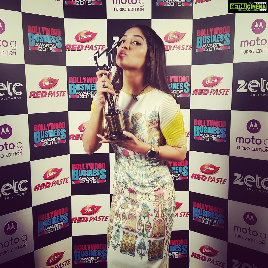 Bhumi Pednekar Instagram - Thank you Etc and komal sir for this.Business of Bollywood awarded me with the highest grossing debutant female 💃💃 yay to #dumlagakehaisha @etcbollywood